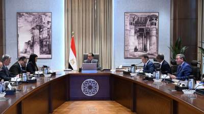 رئيس الوزراء يتابع جهود توفير مياه الشرب للمواطنين في عدد من المناطق بمحافظة البحر الأحمر