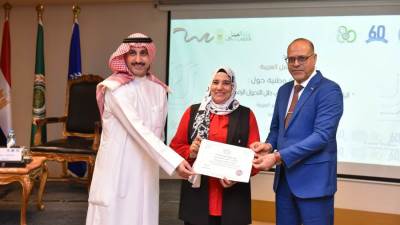 وزير العمل ومدير عام منظمة العمل العربية يُسلمان شهادات للمفتشين خريجي دورة تدريبية