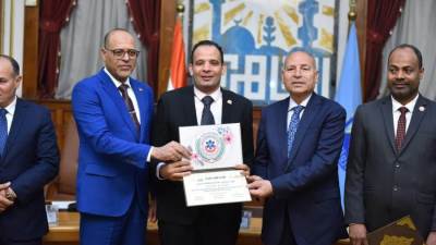 وزير العمل ومحافظ القاهرة يُكرمان موظف بوزارة العمل رفض رشوة من إحدى شركات إلحاق العمالة بالخارج