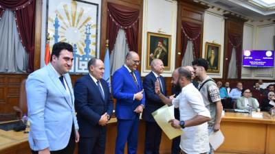 وزير العمل ومحافظ القاهرة يسلّمان عقود عمل جديدة لذوي همم 