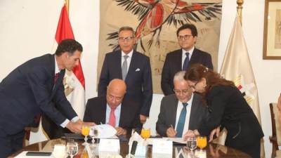 وزير الثقافة والرئيس التنفيذي للبنك الأهلي يشهدان توقيع بروتوكول تعاون لتشغيل مبنى "السلطان حسين" بالإسكندرية