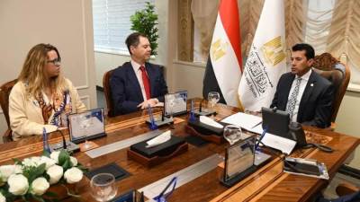 وزير الرياضة يلتقي السفير الإسباني وممثلي نادي فياريال لبحث سبل التعاون المشترك