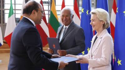  وزير الثقافة يستقبل ولي عهد الفجيرة لبحث آليات التعاون الثقافي وصون التراث ويصطحبه في جولة بدار الكتب بباب الخلق