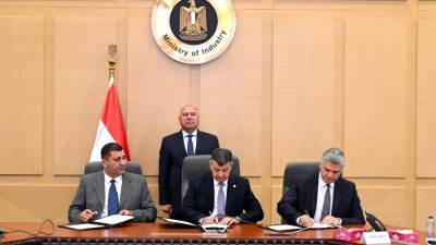 وزير الصناعة والنقل يشهد توقيع عقد تنفيذ أعمال البنية الأساسية لمشروع إعادة تأهيل ترام الرمل