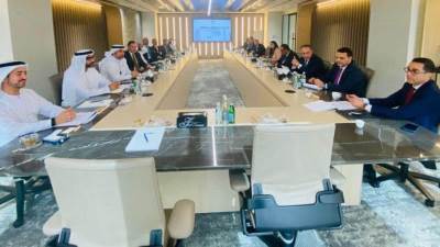 وزير الاستثمار يلتقي رئيس مجلس إدارة مجموعة أبوظبي للطيران لاستعراض مجالات التعاون