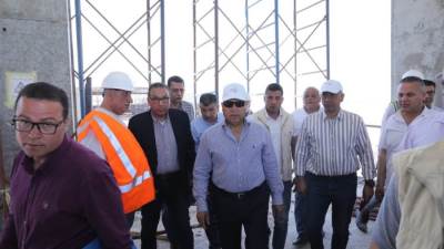 وزير الصناعة يتفقد الخط الثاني للقطار الكهربائي السريع