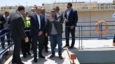 رئيس الوزراء يتفقد مشروع رفع كفاءة محطة تنقية مياه الشيخ زايد 