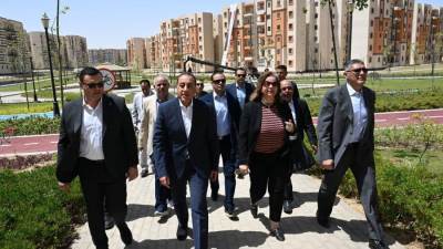 مدبولي يسلم عددا من عقود وحدات المبادرة الرئاسية "سكن لكل المصريين" بأكتوبر الجديدة