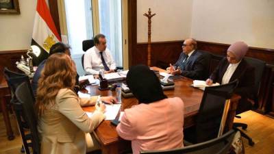 وزير الصحة يبحث مسارات التعليم التخصصي والدراسات العليا للأطباء 