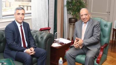 محمود عصمت: التوسع في مجالات التعاون والاستفادة من خبرات الشركات المصرية في تطوير الشبكات وإقامة محطات المحولات