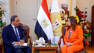 وزيرة التنمية المحلية تتابع مع محافظ قنا الموقف التنفيذي لمشروعات برنامج تنمية الصعيد واستعدادات عيد الأضحى