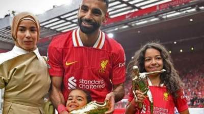محمد صلاح يتوج بالحذاء الذهبي وأفضل صانع ألعاب في موسم استثنائي