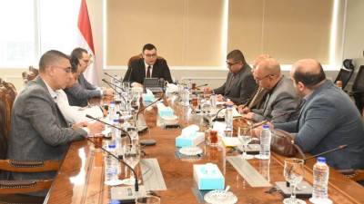 وزير الإسكان يعقد اجتماعاً مع رؤساء ومسئولي أجهزة تنمية مدن غرب القاهرة لمتابعة ملفات العمل