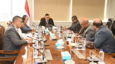 وزير الإسكان يجتمع مع رؤساء ومسئولي أجهزة تنمية مدن غرب القاهرة لمتابعة ملفات العمل