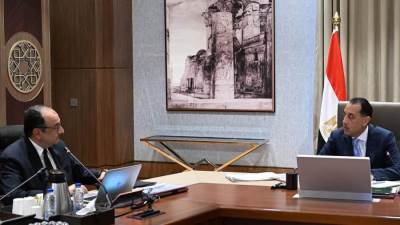 رئيس الوزراء يتابع مع وزير قطاع الأعمال العام عددًا من ملفات العمل