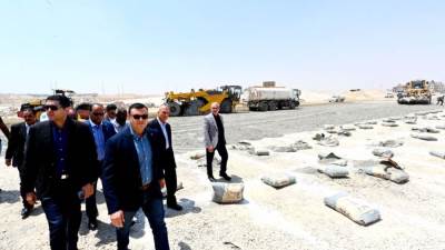 وزير الإسكان يتفقد المحاور والطرق الرئيسية بالعاصمة الإدارية والقاهرة الجديدة