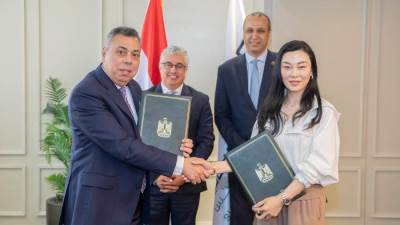 رئيس اقتصادية قناة السويس يشهد توقيع عقد مشروع جديد مع شركة "شاوشين بيكي" الصينية لإنتاج الملابس الجاهزة بمنطقة القنطرة غرب الصناعية