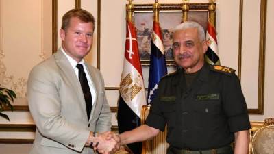 وزير الدفاع يلتقى عضو لجنة الخدمات المسلحة بمجلس الشيوخ الأمريكى