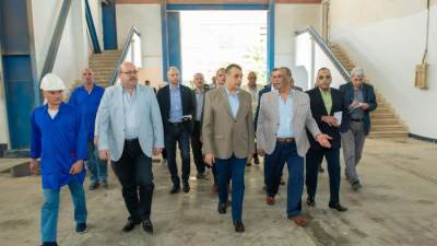  وزير الدولة للإنتاج الحربي يتفقد خطوط الإنتاج ومراحل التصنيع بشركة حلوان للصناعات غير الحديدية 