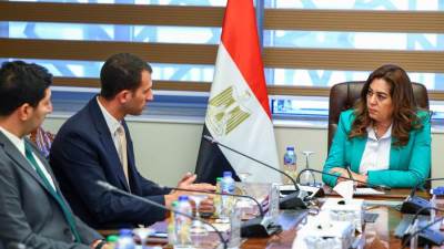 وزيرة التنمية المحلية تبحث مع ممثلي شركة "انطلاق" للاستشارات و الدراسات الاستراتيجية و "رابيت موبيليتى" للنقل الذكي مجالات التعاون المشترك