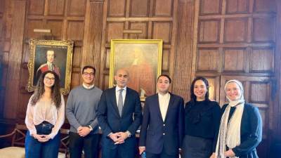 وزير التربية والتعليم يلتقي الدكتور محمد العريان رئيس كلية كوينز بجامعة كامبريدج