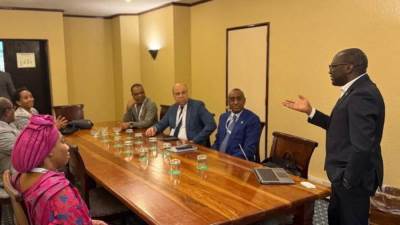 وزير الطيران يبحث مع مسئولي شركة "بوينج" آليات التعاون في برامج السلامة الجوية