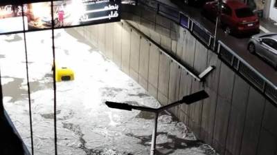 توك توك عالق في نفق سيدي بشر يُشعل السوشيال ميديا.. "اطلع يتحرق التوك توك"