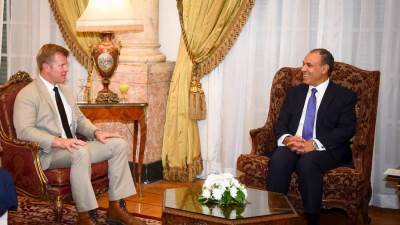 وزير الخارجية والهجرة يلتقي السيناتور "تيم شيهي" عضو لجنة الخدمات العسكرية بمجلس الشيوخ الأمريكي