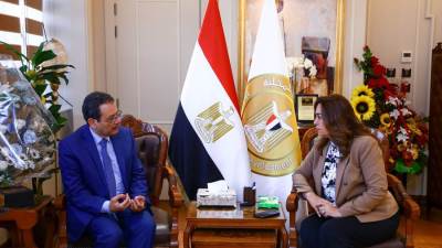 وزيرة التنمية المحلية تلتقي وزير التنمية الإدارية الأسبق