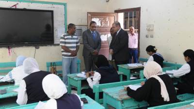 محافظ قنا يتفقد لجان امتحانات الشهادة الإعدادية ويطمئن على سير العملية الامتحانية