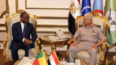 القائد العام للقوات المسلحة يلتقي وزير خارجية بنين لبحث التعاون العسكري والأمني