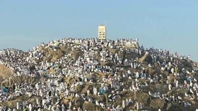 "لبيك اللهم لبيك" .. نداء الإيمان يعلو في عرفات وسط مشاعر الخشوع والرجاء