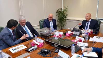 وزير الصناعة والنقل يبحث مع شركتي "سامكو" و"ماورر"  إنشاء مجمع صناعي متكامل لتوطين صناعة مكونات الكباري والأنفاق