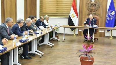 رئيس هيئة الدواء المصرية يعقد اجتماعاً مع ممثلي شركات توزيع الأدوية