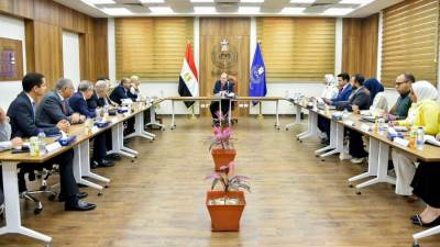 رئيس هيئة الدواء المصرية يعقد اجتماعاً مع ممثلي شركات توزيع الأدوية