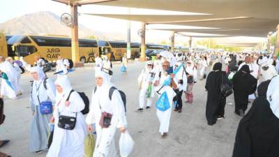 حجاج الجمعيات الأهلية يتوجهون إلم مزدلفة مع غروب شمس عرفة