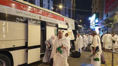 حجاج الجمعيات الأهلية يواصلون أداء المناسك.. ويرمون جمرة العقبة الكبرى