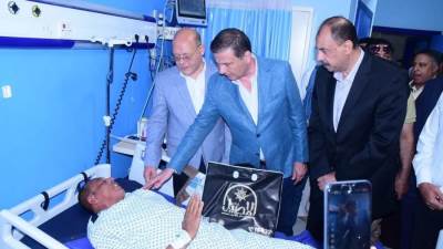 وزير الزراعة يزور مسئول حماية الأراضي المصاب بمستشفى سوهاج الجامعي