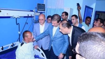 وزير الزراعة يزور مسئول حماية الأراضي المصاب أثناء حملة لإزالة التعديات بمستشفى سوهاج الجامعي