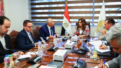 وزيرة التنمية تتابع مع محافظ الوادي الجديد الخطوات التنفيذية لإنشاء مركز إنتاج الحرير الطبيعي