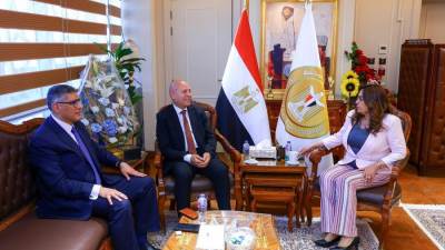 وزيرة التنمية المحلية تتابع مع محافظي القاهرة والجيزة المشروعات التنموية والخدمية على أرض المحافظتين 