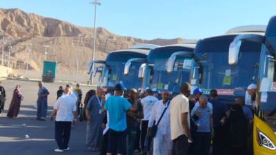 السياحة: انطلاق أولى رحلات عودة حجاج الحج السياحي البري المصريين لموسم حج 1446هـ من الأراضي المقدسة