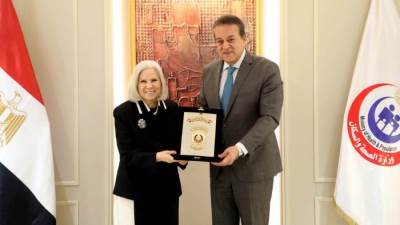 وزير الصحة والسكان يُكرم السفيرة هيفاء ابو غزالة تقديرًا لجهودها خلال فترة ولايتها