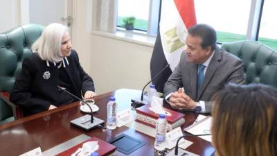 وزير الصحة يُكرم السفيرة هيفاء ابو غزالة تقديرًا لجهودها خلال فترة ولايتها لقطاع الشؤون الاجتماعية بالأمانة العامة لجامعة الدول العربية