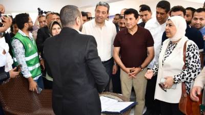 وزير الشباب والرياضة ومحافظ دمياط يتفقدان ملتقى التوظيف وورش مشروعي "مشواري" و"علّمني حرفة"