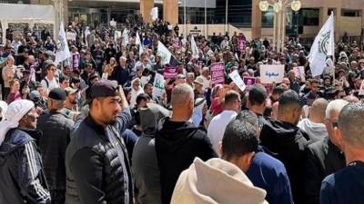 مظاهرة حاشدة لآلاف الفلسطينيين في النقب ضد المخططات الإسرائيلية لهدم المنازل والاقتلاع والتهجير