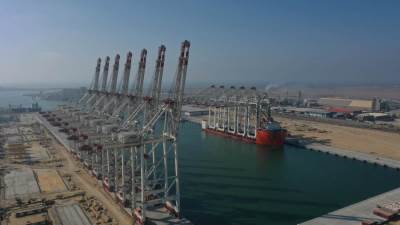 الصناعة والنقل: ميناء دمياط يستقبل 5 أوناش رصيف عملاقة من أوناش ( STS ) المخصصة لمحطة الحاويات " تحيا مصر 1"