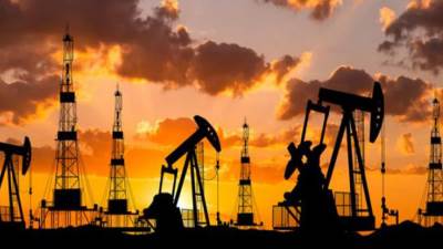 أسعار النفط تقفز أكثر من 7% بعد الغارات الجوية الإسرائيلية على إيران