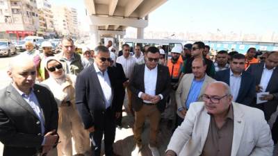 وزير الإسكان ومحافظ الإسكندرية يتفقدان مشروع إنشاء كوبرى 45 "محور السادات"