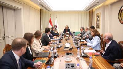 وزير قطاع الأعمال العام يبحث مع تحالف بقيادة "روسال" الروسية سبل التعاون في مجال الألومنيوم